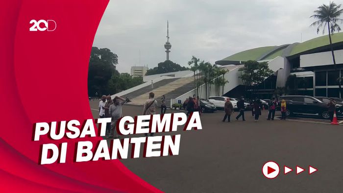 Karyawan DPR Berhamburan Keluar Gedung Saat Gempa M 6,7