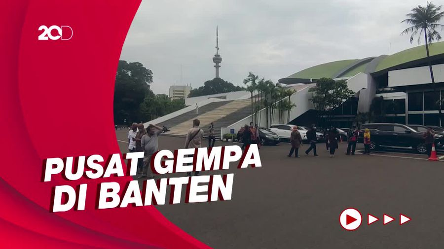 Karyawan DPR Berhamburan Keluar Gedung Saat Gempa M 6,7