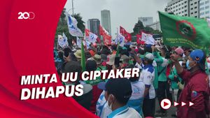 Tolak UU Ciptaker, Massa Buruh Geruduk Gedung DPR Lagi!