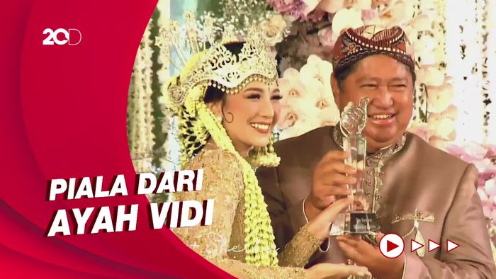 Momen Sheila Dara Dapat Piala dari Ayah Vidi Aldiano di Pernikahan