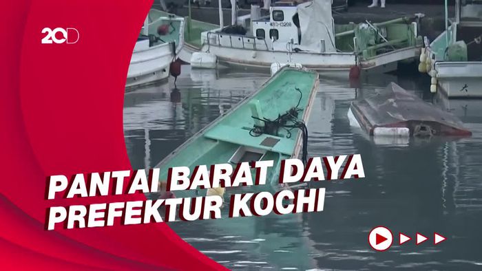 Kapal-kapal Nelayan di Jepang Terbalik Usai Dihantam Tsunami