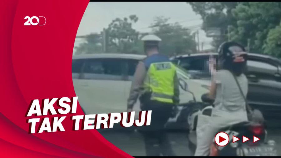 Aksi Pemotor Wanita di Jaktim Acungkan Jari Tengah ke Polisi