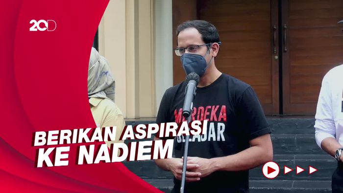 Mahasiswi Unpad Bentangkan Poster Saya Korban Kekerasan Seksual ke Nadiem