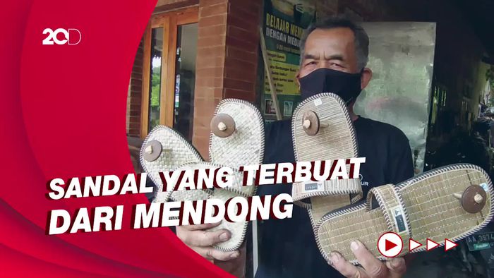 Wajib Pakai Sandal Upanat untuk Pengunjung yang Naik ke Candi Borobudur