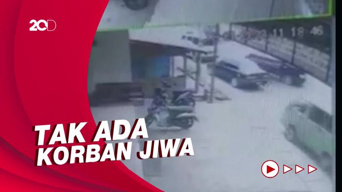 Terekam CCTV! Kecelakaan Beruntun 5 Kendaraan di Tasikmalaya