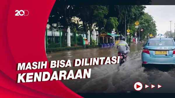 Jalan Depan Stasiun Gambir Tergenang Usai Diguyur Hujan Deras