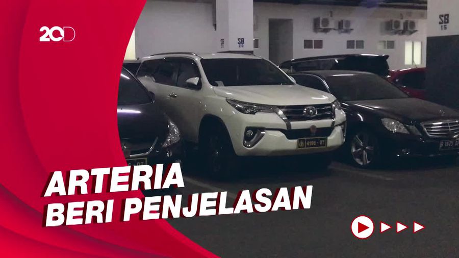 Penampakan 5 Mobil Milik Arteria Bernopol Sama Terparkir di DPR