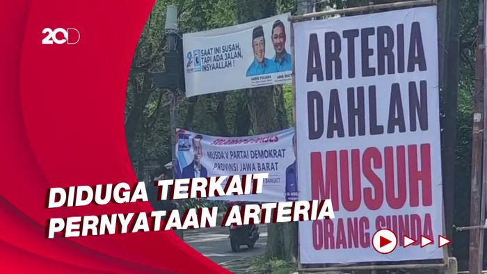 Penampakan Baliho Arteria Dahlan Musuh Orang Sunda di Dekat Gedung Sate