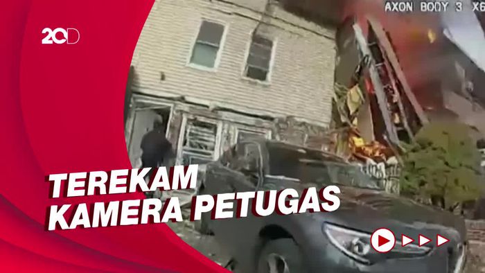 Dramatis! Detik-detik Evakuasi Wanita di Sebelah Rumah Terbakar