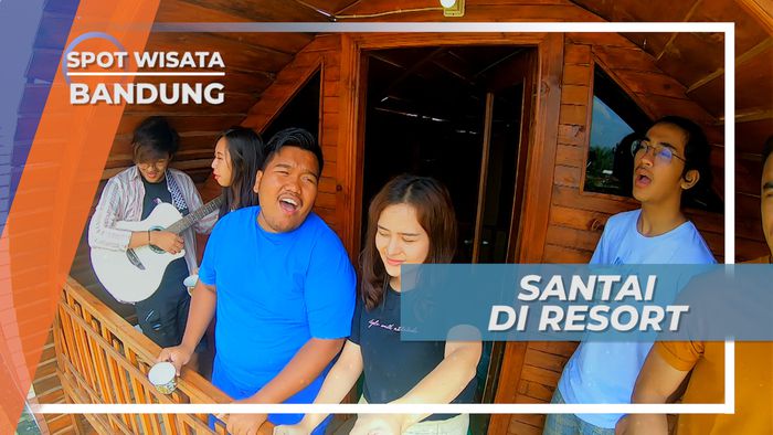 Bersantai Menikmati Secangkir Minuman Hangat di Resort, Bandung