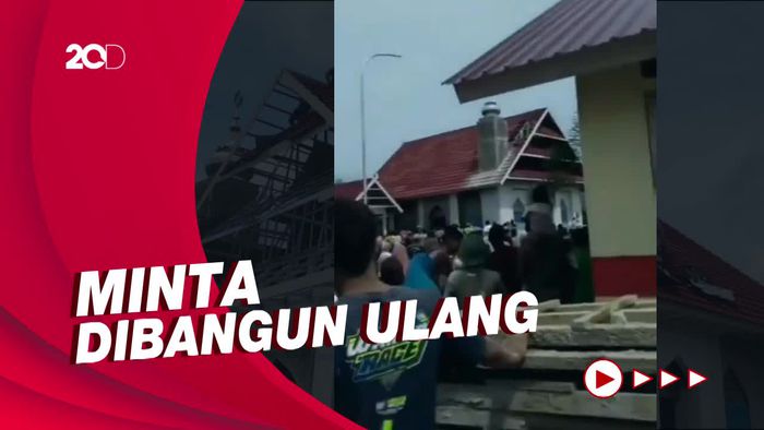 Momen Warga Bongkar Atap Masjid di Bima Gegara Dinilai Mirip Gereja 