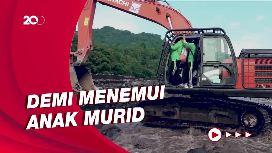 Perjuangan Guru di Lumajang Seberangi Jalur Lahar Pakai Alat Berat