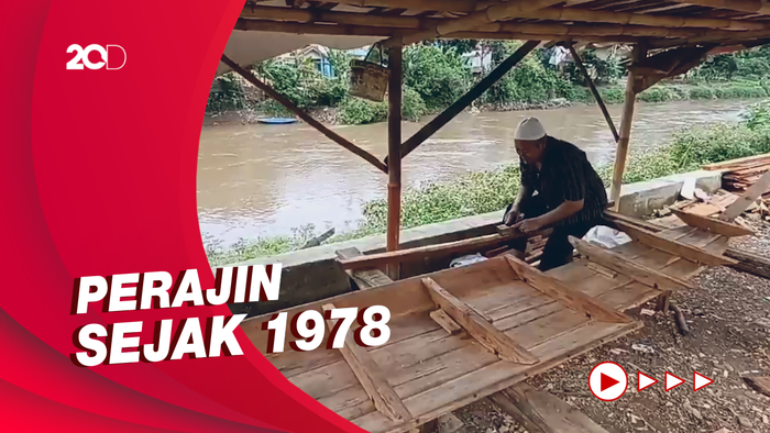 Kisah Perajin Kayu yang Banyak Orderan Saat Banjir Menghadang