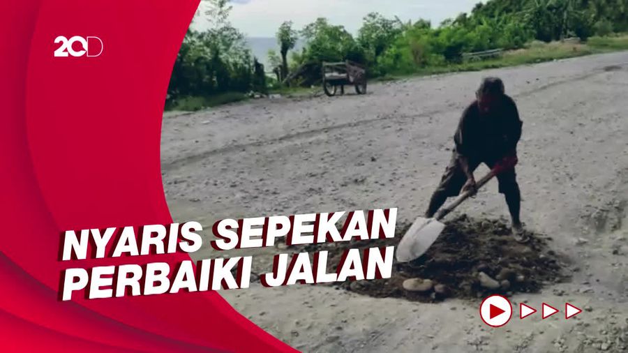 Heboh Pria Tua di Majene Perbaiki Jalan Rusak Sendirian