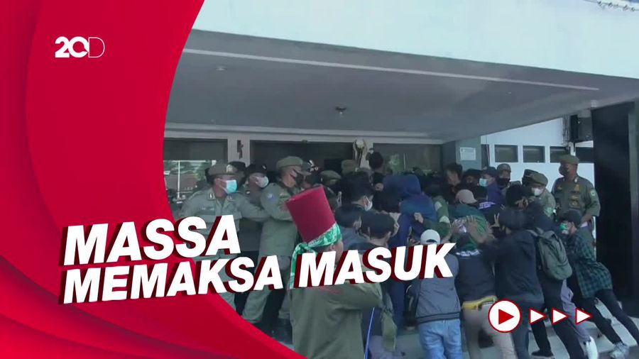 Demo Tuntut Arteria Dahlan Ricuh, Kaca Kantor Bupati Subang Pecah!
