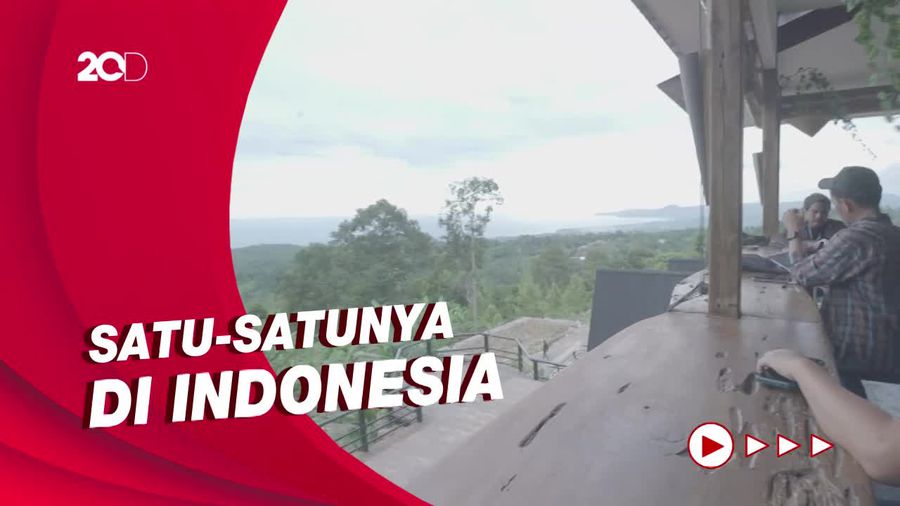 Keindahan Kafe di Puncak Bukit dengan Pemandangan Pantai