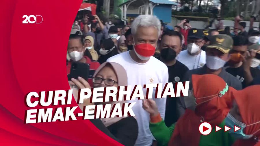 Saat Ganjar Jadi Rebutan Selfie Emak-emak di Palembang