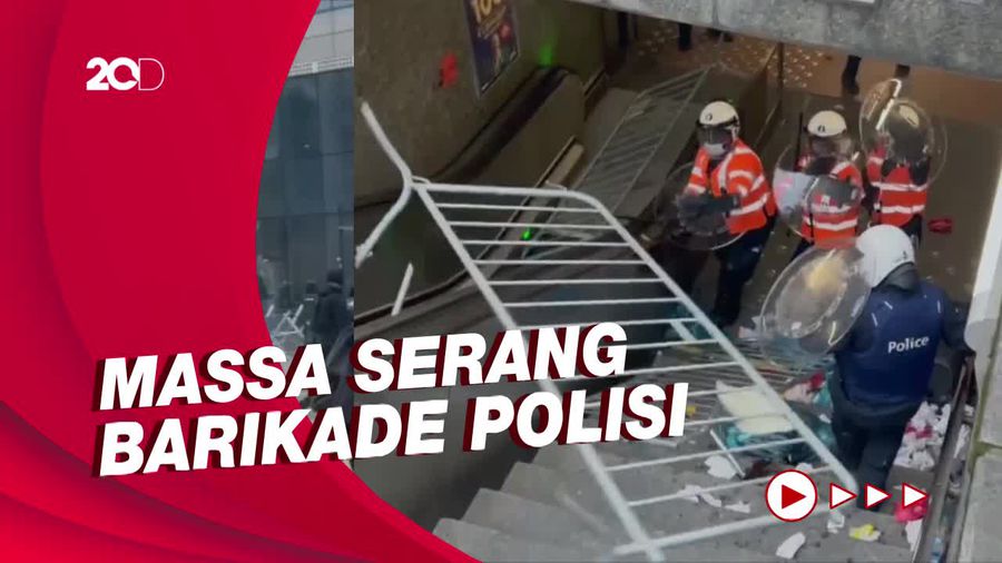 Rusuh! Pedemo Tolak Vaksin di Belgia Lempar Pagar ke Polisi