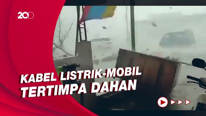 Mencekam! Detik-detik Hujan Angin di Bogor Sebabkan Mobil Tertimpa Dahan