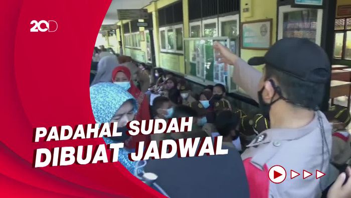 Saat Ibu-ibu Berdesakan Antre Vaksin untuk Anaknya di Sekolah