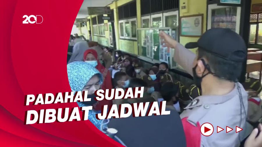 Saat Ibu-ibu Berdesakan Antre Vaksin untuk Anaknya di Sekolah
