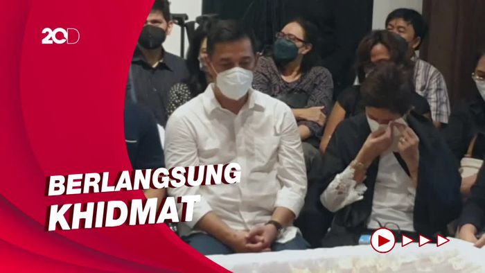 Nurul Arifin Menangis Saat Gelar Misa Arwah untuk Putrinya