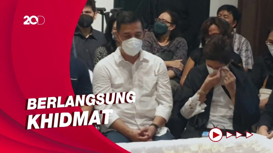 Nurul Arifin Menangis Saat Gelar Misa Arwah untuk Putrinya