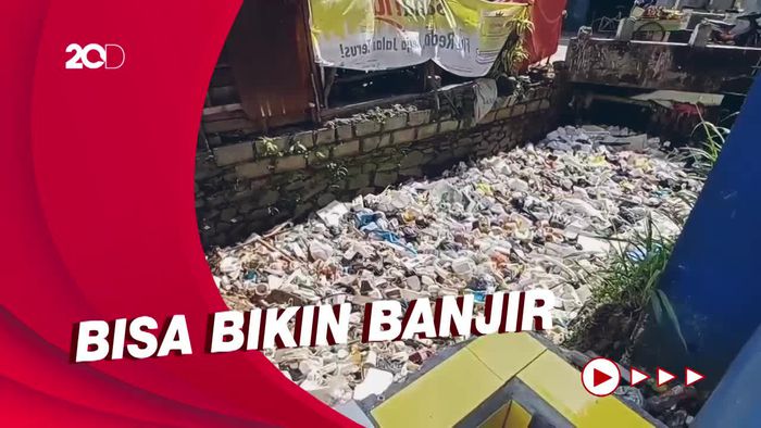 Kotor! Kali di Bandung ini Penuh Sampah Styrofoam