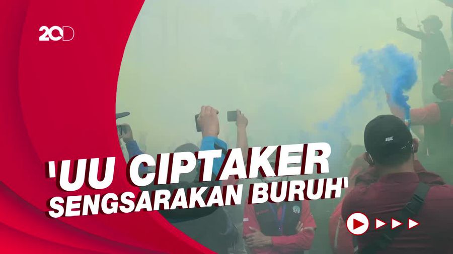Massa Buruh Kembali Geruduk DPR Minta UU Ciptaker Dibatalkan
