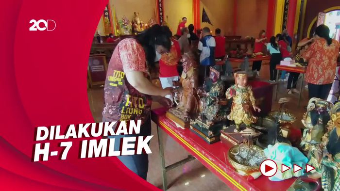 Jelang Imlek, Kimsin di TITD Liong Hok Bio Magelang Dibersihkan