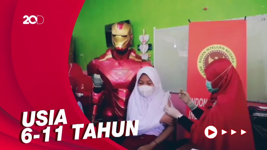 Robot Transformers dan Iron Man Hibur Pelajar yang Divaksinasi