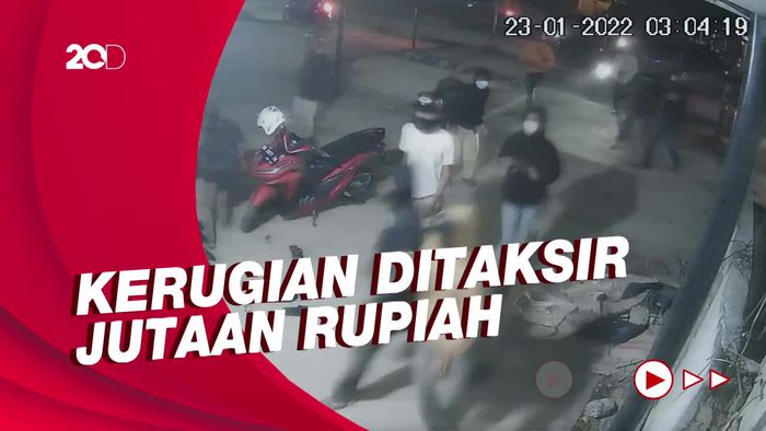Terekam CCTV! Detik-detik Penyerangan Rental PS Diduga oleh Geng Motor