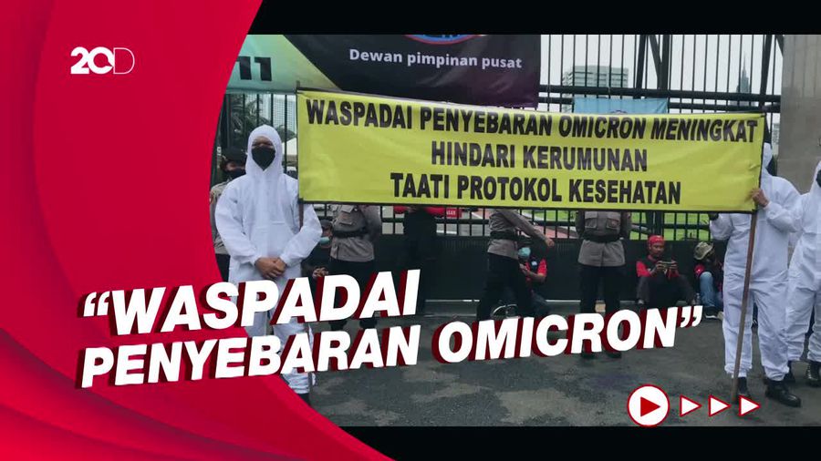 Massa Buruh Berkerumun di DPR, Polisi Bentangkan Spanduk Waspada Omicron