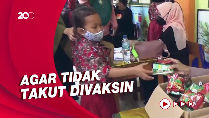Usai Vaksinasi Covid-19, Siswa SD di Parepare Dihadiahi Snack