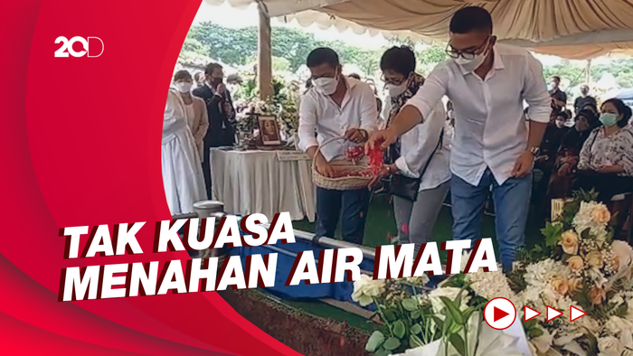 Nurul Arifin Antar Jenazah Putrinya ke Tempat Peristirahatan Terakhir