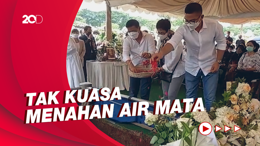 Nurul Arifin Antar Jenazah Putrinya ke Tempat Peristirahatan Terakhir