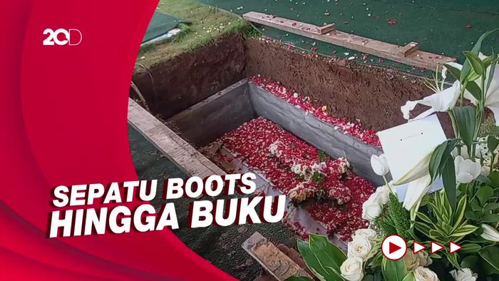 Putri Nurul Arifin Dimakamkan Bersama Barang Kesayangannya 
