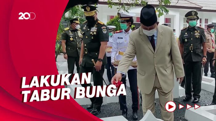 Momen Prabowo Ziarah ke TMP Taruna saat Peringatan Hari Bakti Taruna