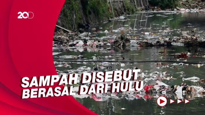 Sungai Cicadas Banyak Sampah, Timbulkan Bau Tak Sedap