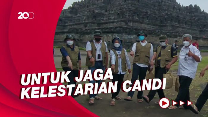 Suasana Uji Coba Penggunaan Sandal Upanat di Borobudur