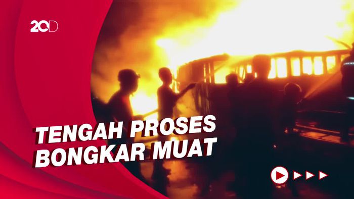Dua Kapal Pengangkut Beras Terbakar di Pelabuhan Lontangnge Parepare