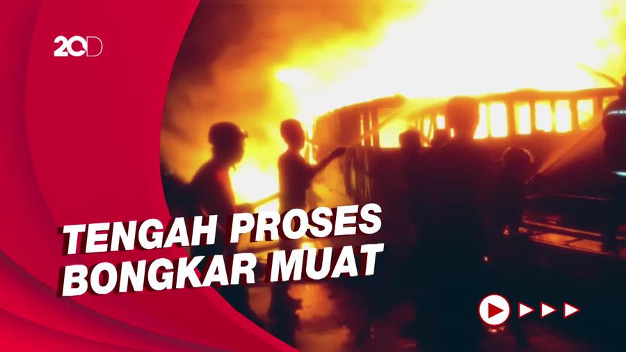Dua Kapal Pengangkut Beras Terbakar di Pelabuhan Lontangnge Parepare