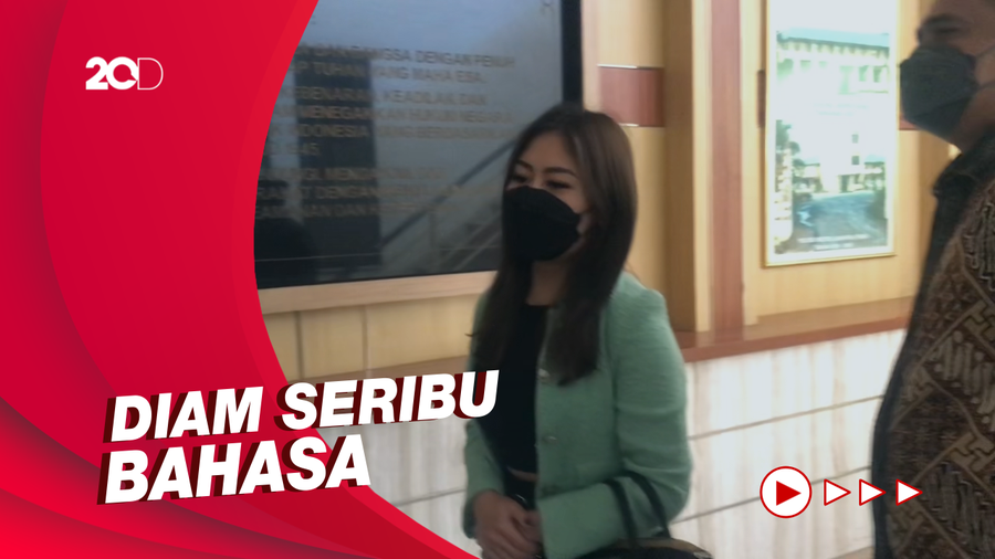Ayu Thalia Hadiri Pemeriksaan Sebagai Tersangka