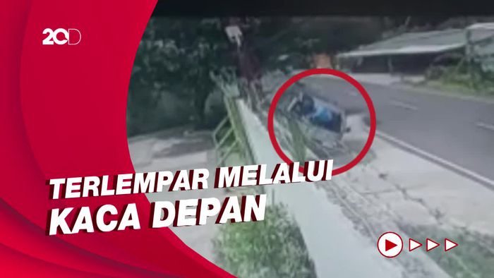 Kecelakaan Tunggal, Istri Kades di Tasik Terlempar dari Mobil