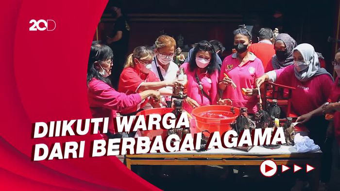 Bentuk Solidaritas, Warga Bersih-bersih Klenteng Jelang Imlek 2022