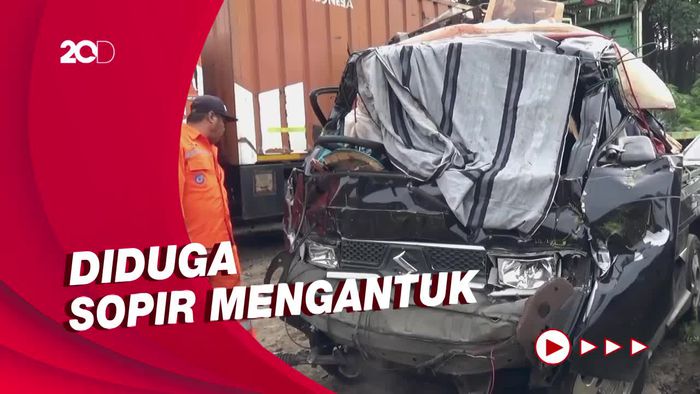 Pikap Seruduk Truk di Tol Cipularang, 1 Orang Tewas
