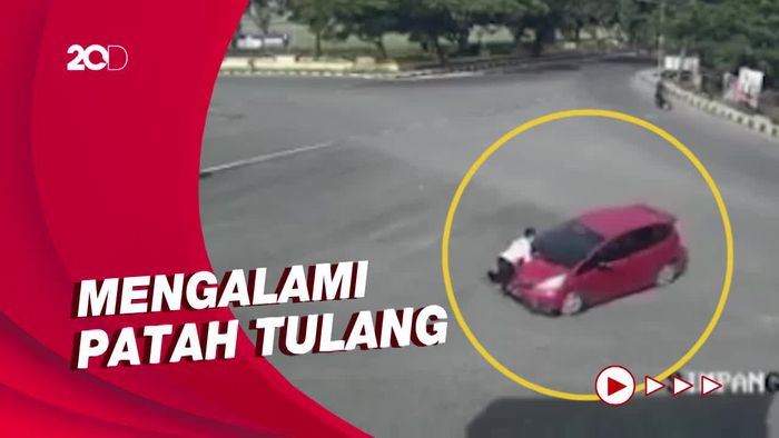 Aksi Polisi Sulsel, Naik Kap Mobil-Gagalkan Lansia Bawa Mobil Rampasan