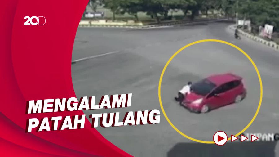 Aksi Polisi Sulsel, Naik Kap Mobil-Gagalkan Lansia Bawa Mobil Rampasan