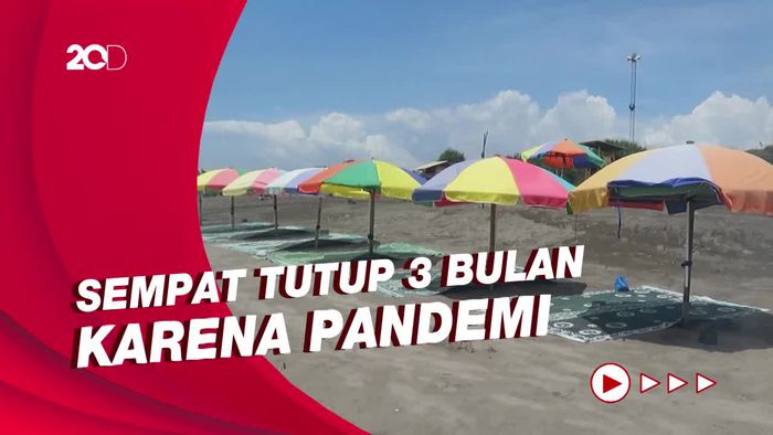 Usaha Jasa Sewa Payung di Parangtritis Kembali Bangkit