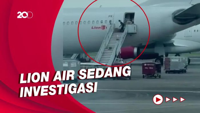 Viral Petugas Gelindingkan Barang Lewat Tangga Pesawat Lion Air